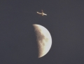 山から見えた月と飛行機