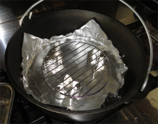 201501　ダッチオーブンにホイルと網をセット