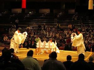 大相撲は神迎えの儀式によって神を土俵に降ろし、15日間とどまってもらうように整えます