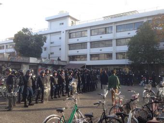 平成26年（2014年）11月13日、 京都大学の学生寮を家宅捜索へ 銀座のデモで機動隊員に暴行、中核派３人が逮捕された事件で