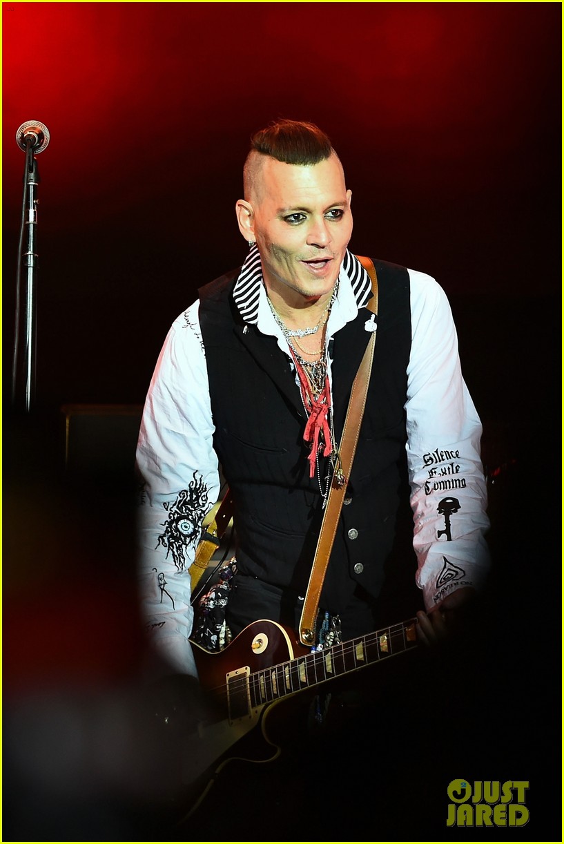 johnny-depp-gets-bras-thrown-at-him-at-the-hollywood-vampires-moscow-concert-02.jpg
