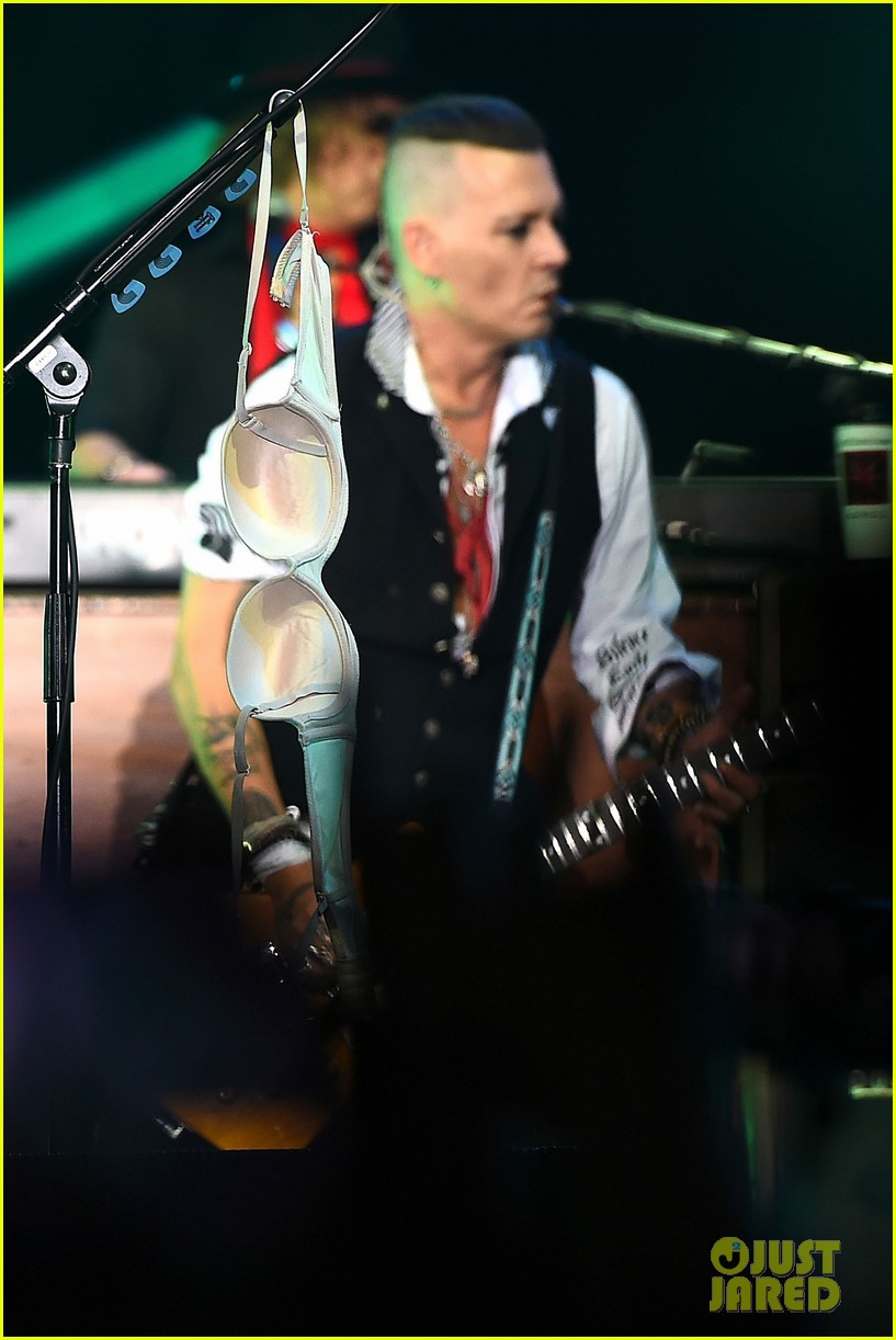 johnny-depp-gets-bras-thrown-at-him-at-the-hollywood-vampires-moscow-concert-09.jpg