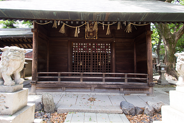 城西八坂神社門から拝殿を見る