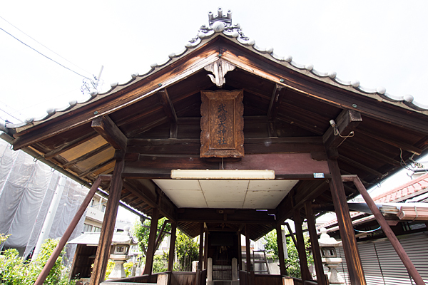 武島天神社拝殿額と屋根