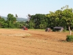 畑を耕すトラクター