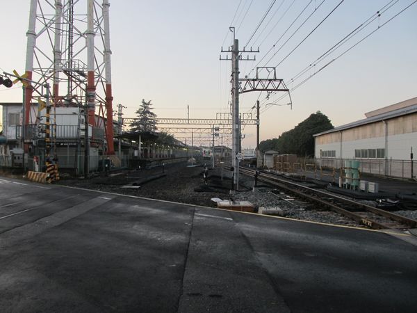 野田市駅柏寄りにある踏切から駅構内を見る。こちらも角度の大きい片開き分岐器に交換された。
